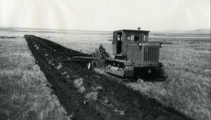 Вспашка целины гусеничным трактором ДТ-54, 1950-е годы